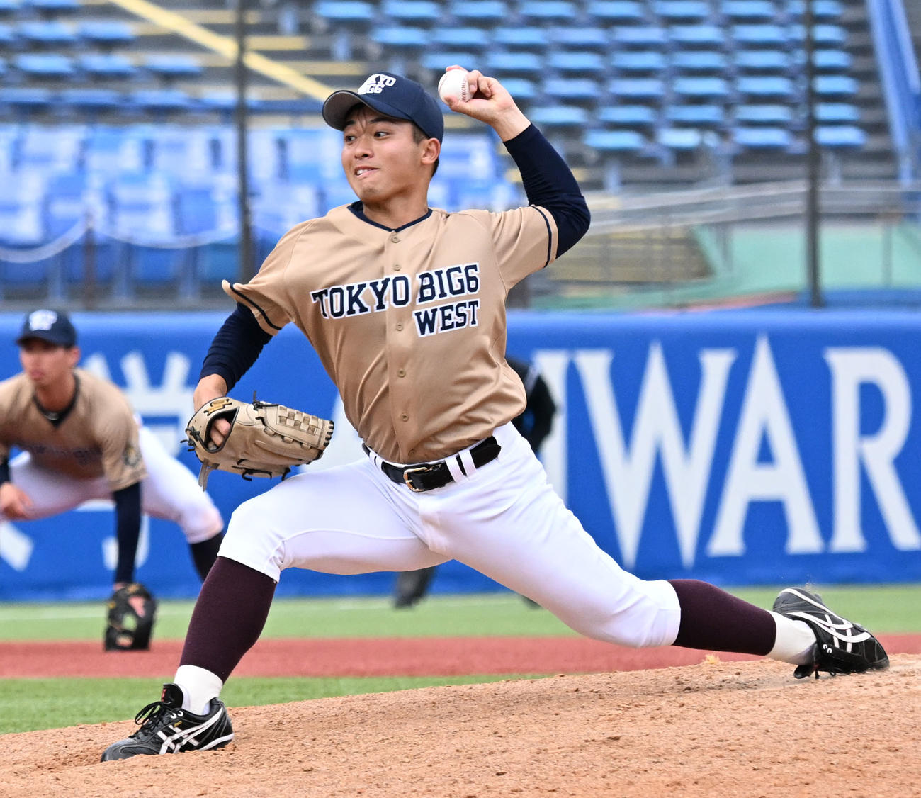 7回に登板したチームEastの早大・香西（撮影・千葉一成）
