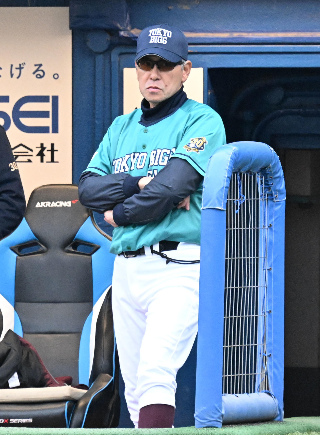 9回、戦況を見つめるチームEast・小宮山監督（撮影・千葉一成）