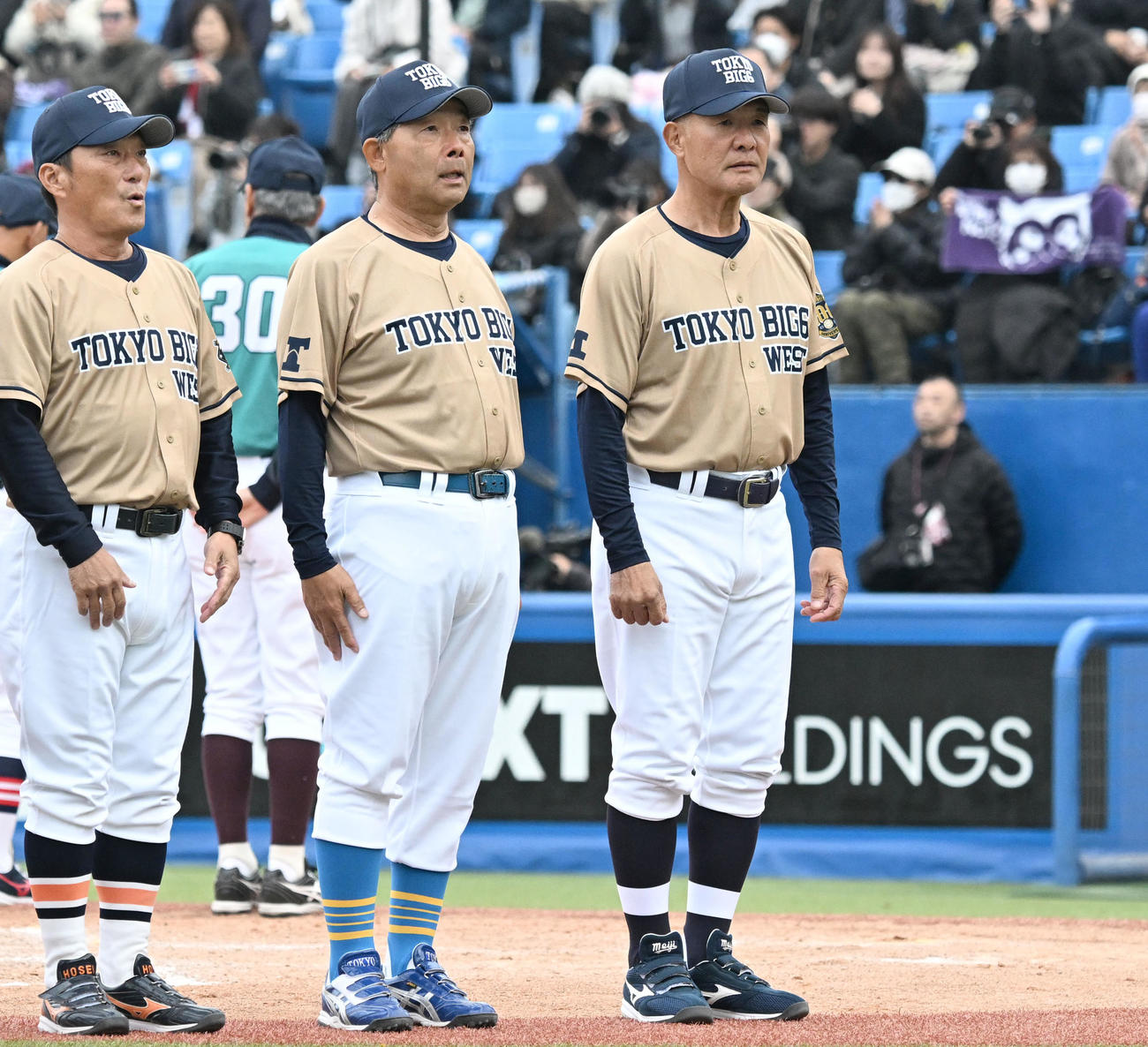 試合を終え、整列するチームWest・戸塚監督（右）ら（撮影・千葉一成）