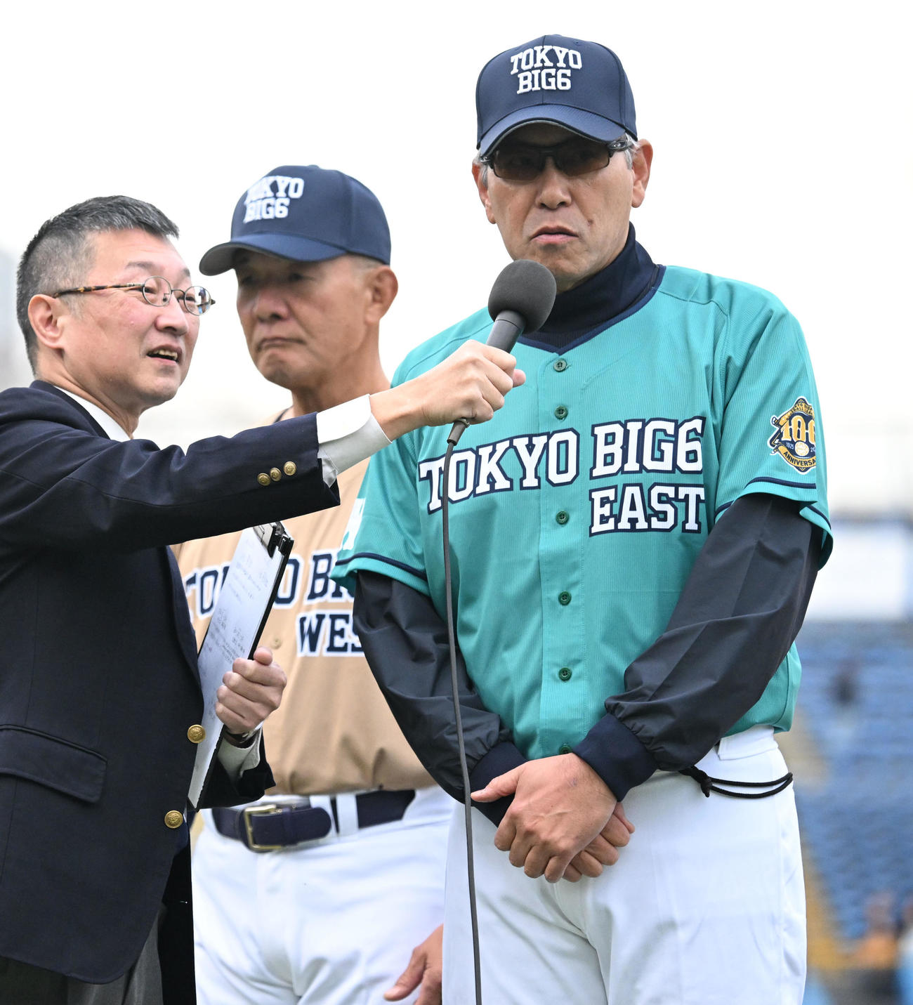 試合後、インタビューに応じるチームチームEast・小宮山監督。左隣はチームWest・戸塚監督（撮影・千葉一成）