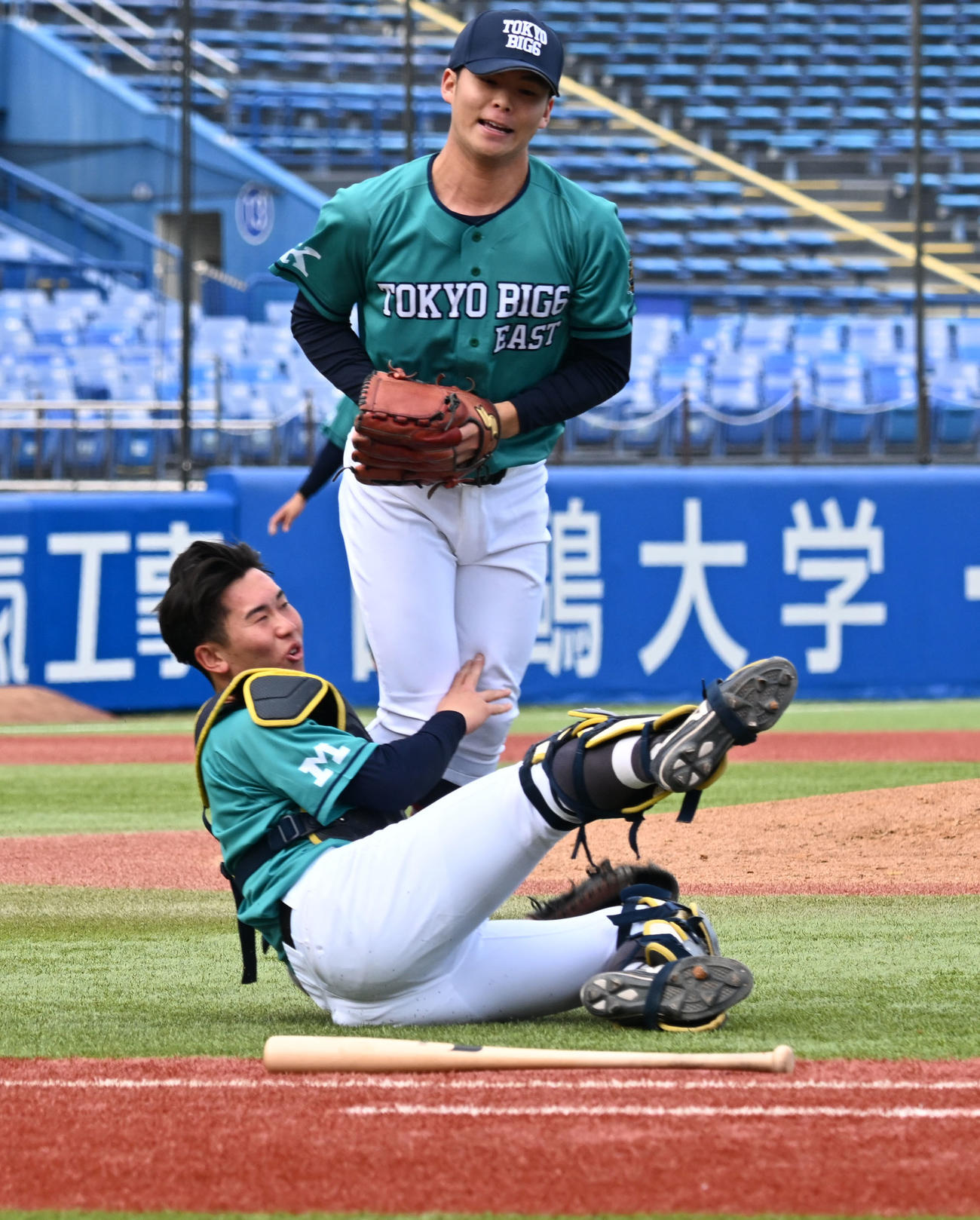 2回裏East無死、前田健伸の投ゴロを捕手小島と交錯しながら捕球した外丸（撮影・千葉一成）