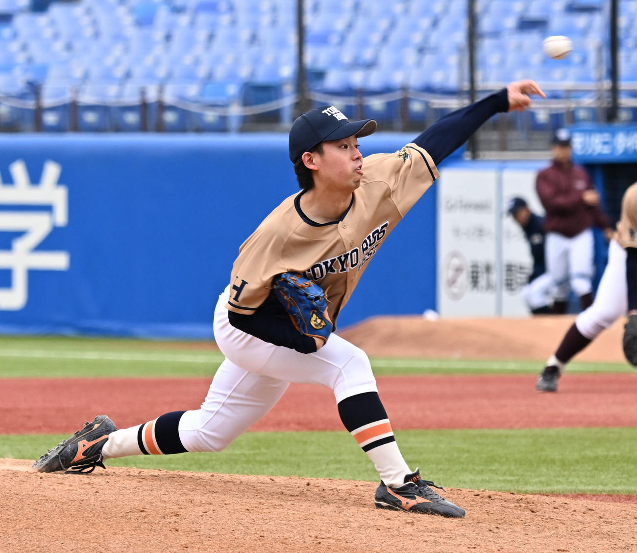 3回に登板したチームWestの法大・野崎（撮影・千葉一成）