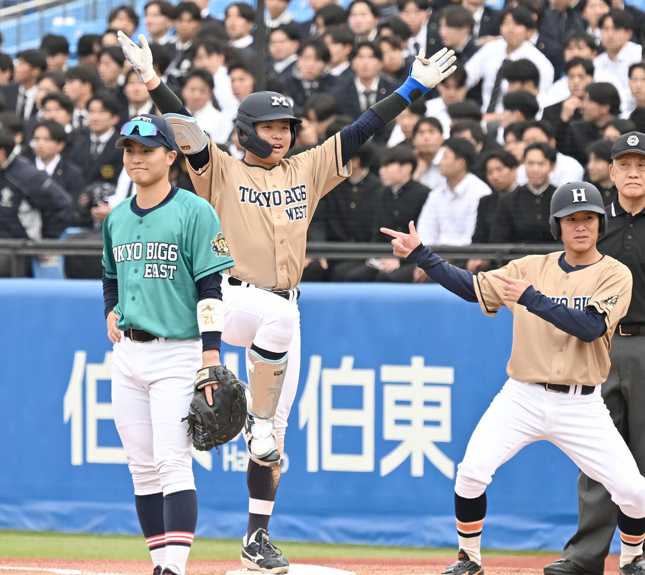3回表West1死一塁、左前打を放ち一塁上で「グリコポーズ」をとる田上（中央）（撮影・千葉一成）