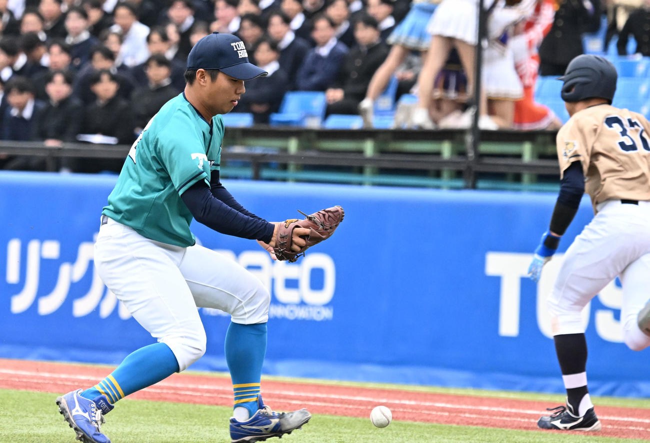 5回表West無死一、二塁、田上（右）の送りバントを失策する松本（撮影・千葉一成）