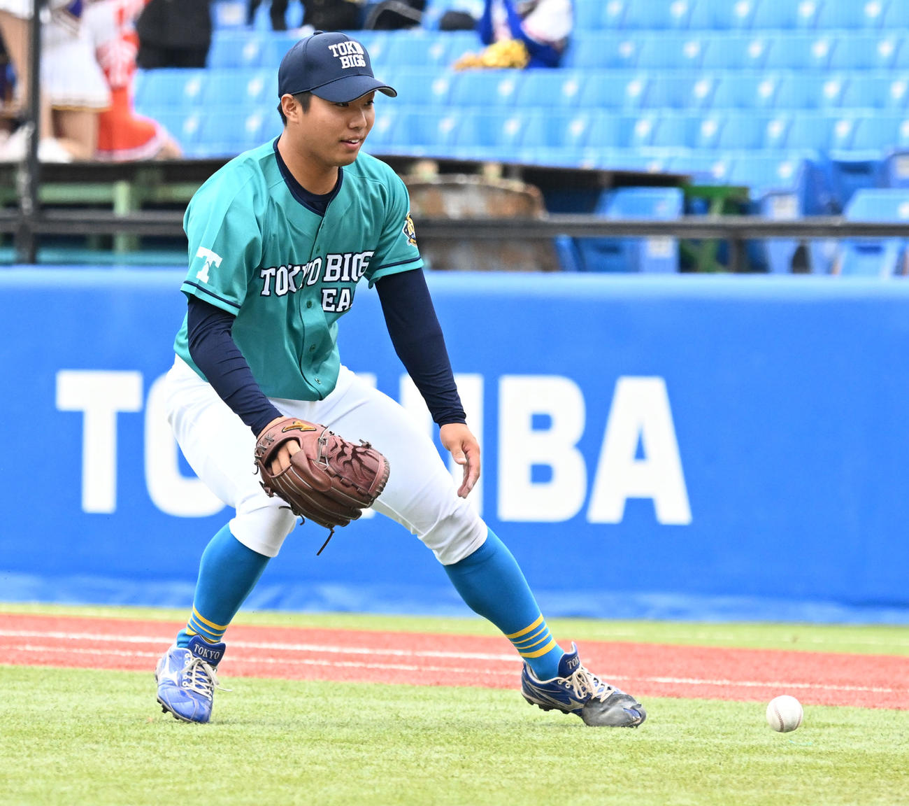 5回表West無死一、二塁、田上の送りバントを失策する松本（撮影・千葉一成）