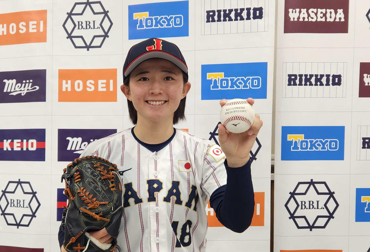 始球式を終え、笑顔をみせる侍ジャパン野球女子日本代表の大体大・柏崎（撮影・保坂淑子）
