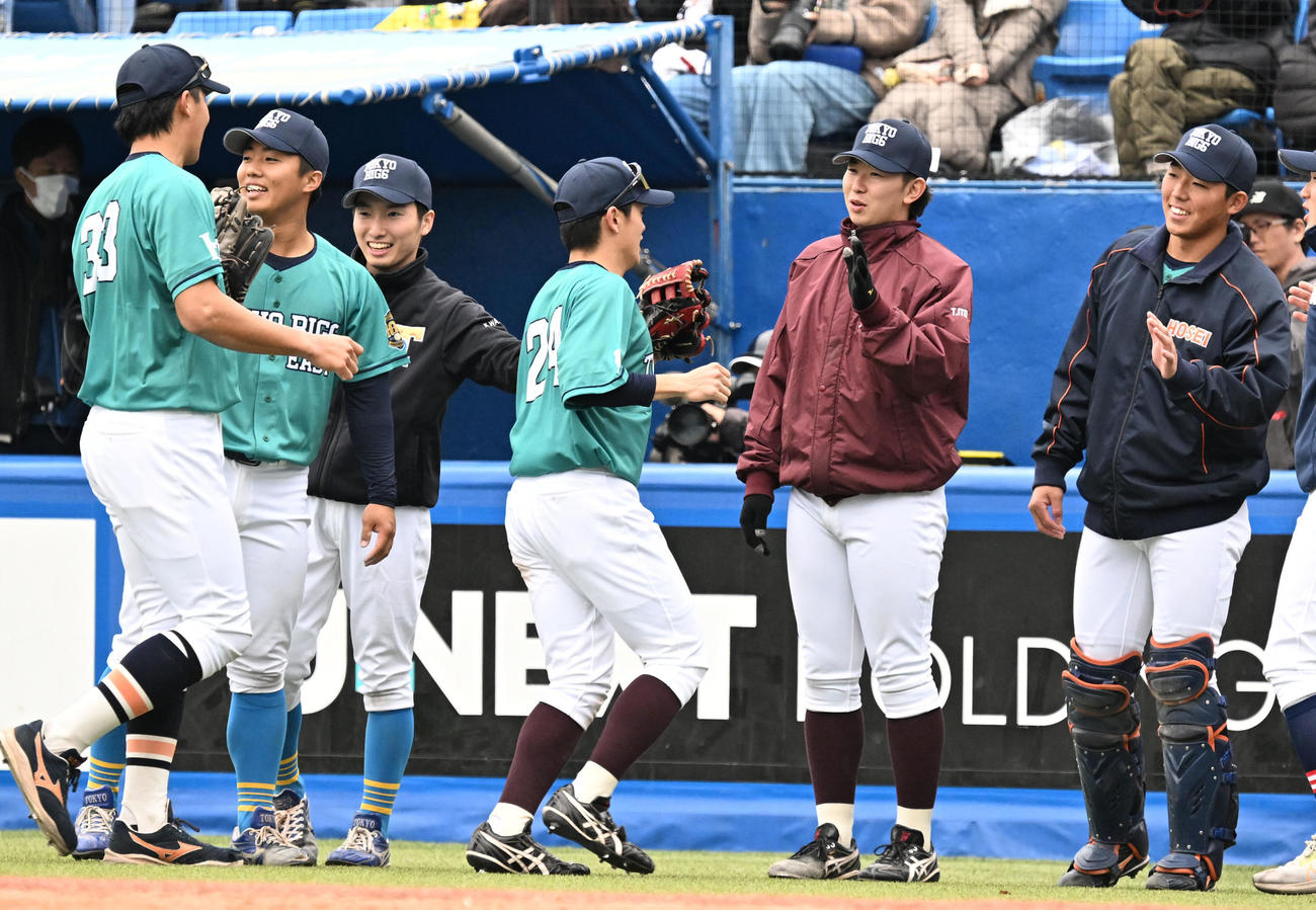 5回の守備を終えたナインを迎える伊藤（右から2人目）ら（撮影・千葉一成）