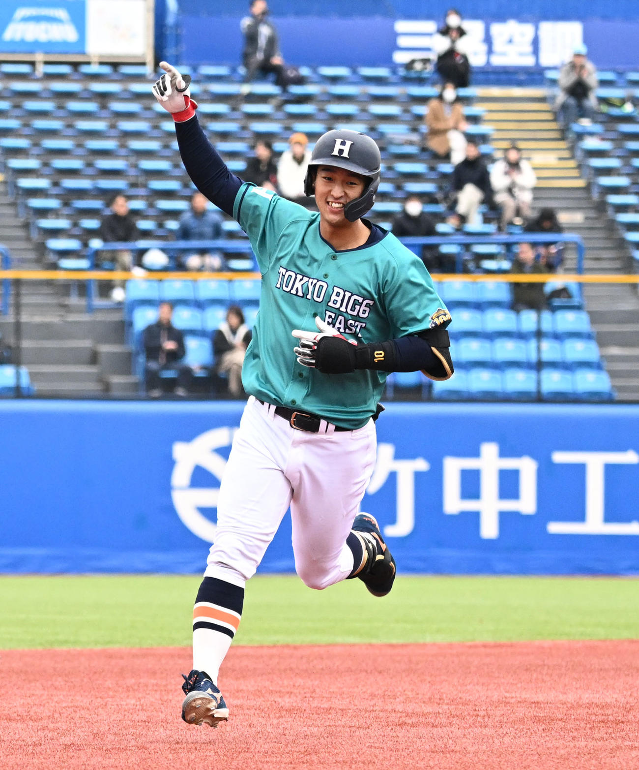 5回裏East1死一塁、左越えに2点本塁打を放ち、ダイヤモンドを回る松下（撮影・千葉一成）