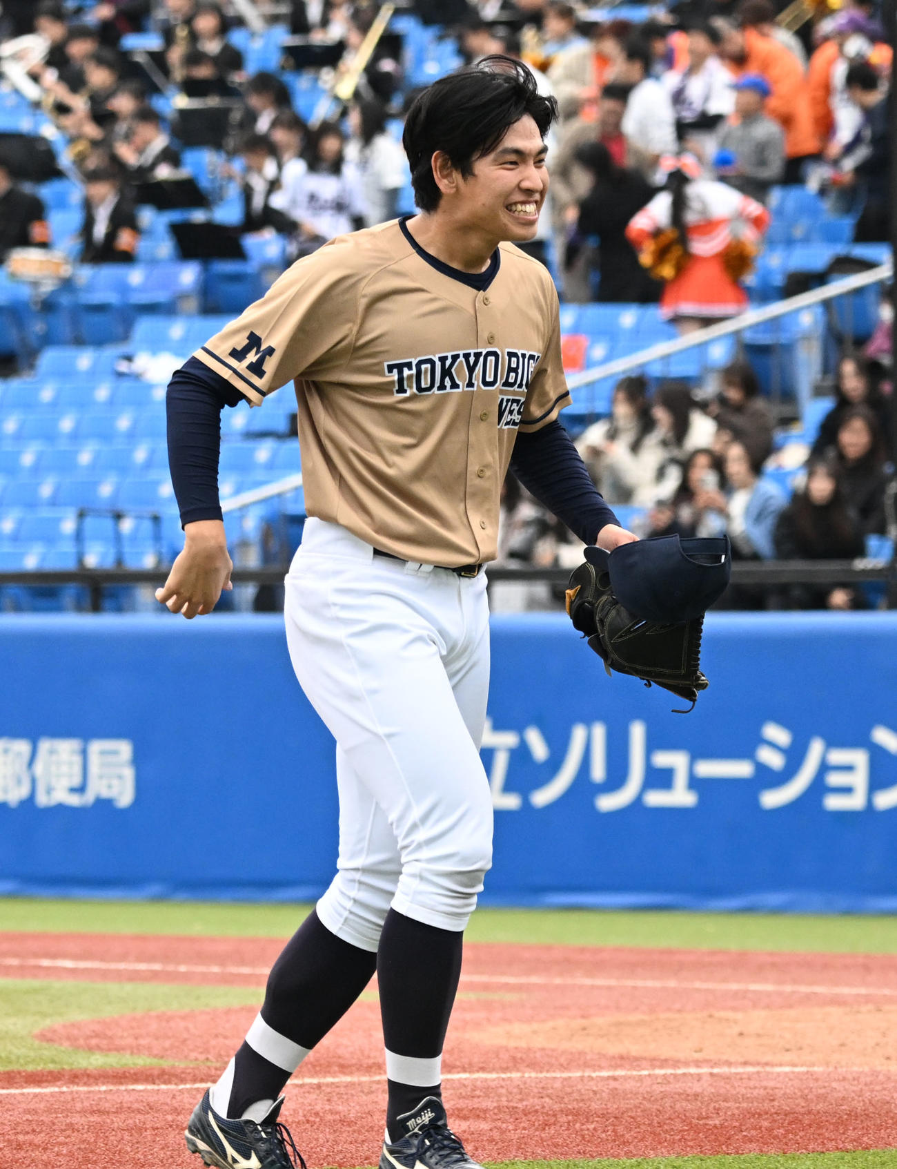2点本塁打を浴びた5回の投球を終え、苦笑いを浮かべながらベンチに戻るWest久野（撮影・千葉一成）