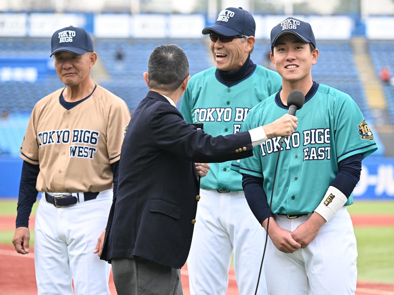 試合後のインタビューに応じるチームEastの明大・木本。左はチームWest・戸塚監督、中央はチームEast・小宮山監督（撮影・千葉一成）