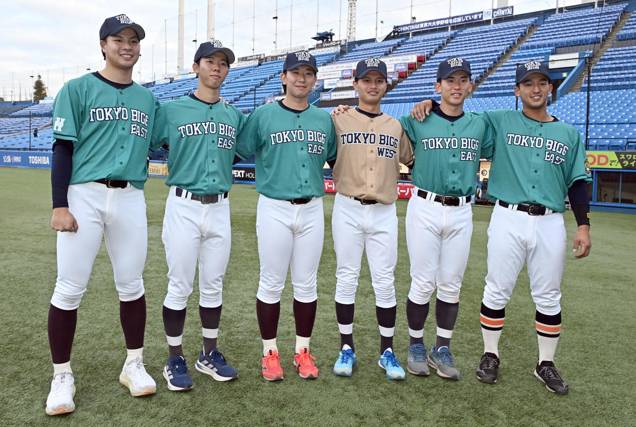 試合を終え、写真撮影に応じる、左から早大・田和、明大・大川、早大・伊藤樹、明大・毛利、明大・小島、法大・松下（撮影・千葉一成）