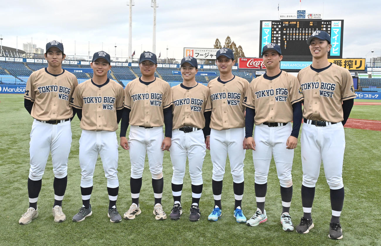 試合を終え、写真撮影に応じる、チームWestの明大選手（撮影・千葉一成）