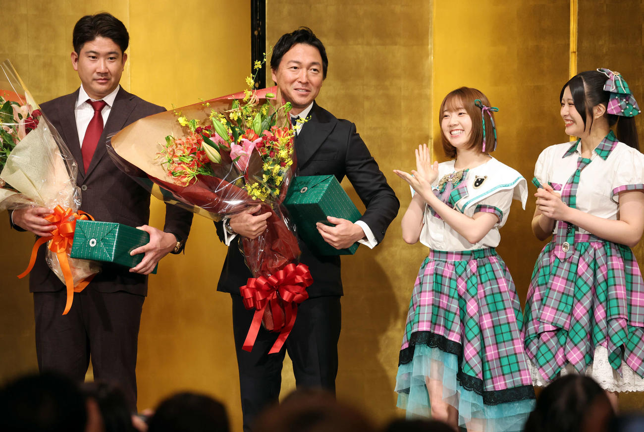 スペシャルトークョーで、かけつけたKLP48行天優莉奈（右）、甲斐心愛（右から2人目）の横で照れ笑いする長野久義氏（中央）。左は菅野（撮影・浅見桂子）