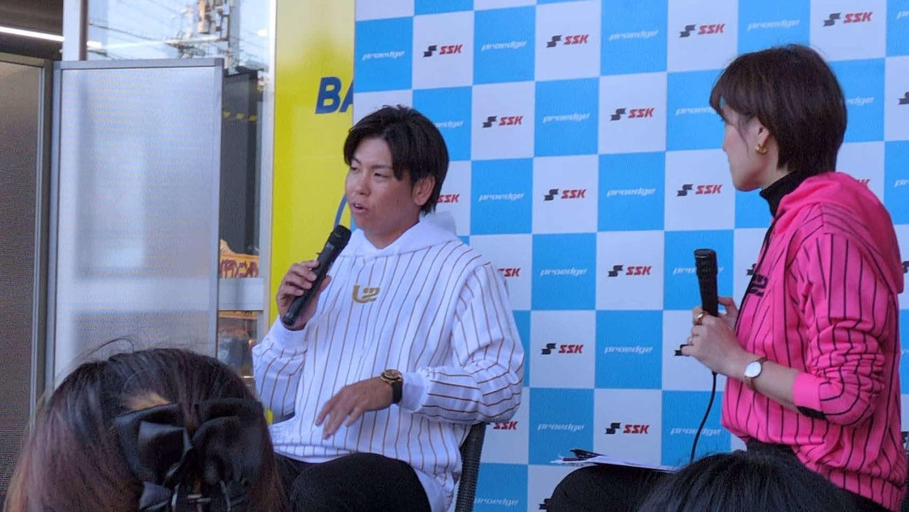 トークショーを行う阪神梅野隆太郎捕手（左）