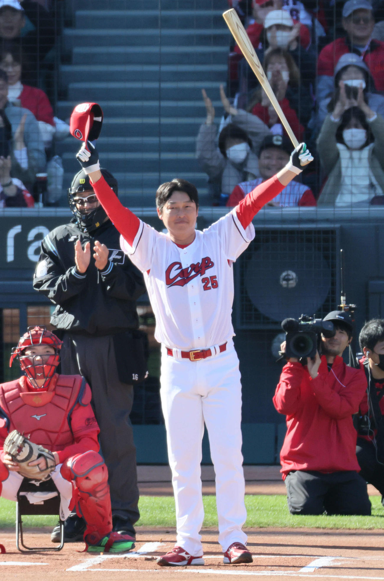 ホームラン＆ヒットチャレンジで左越え本塁打を放った新井貴浩氏（撮影・加藤孝規）