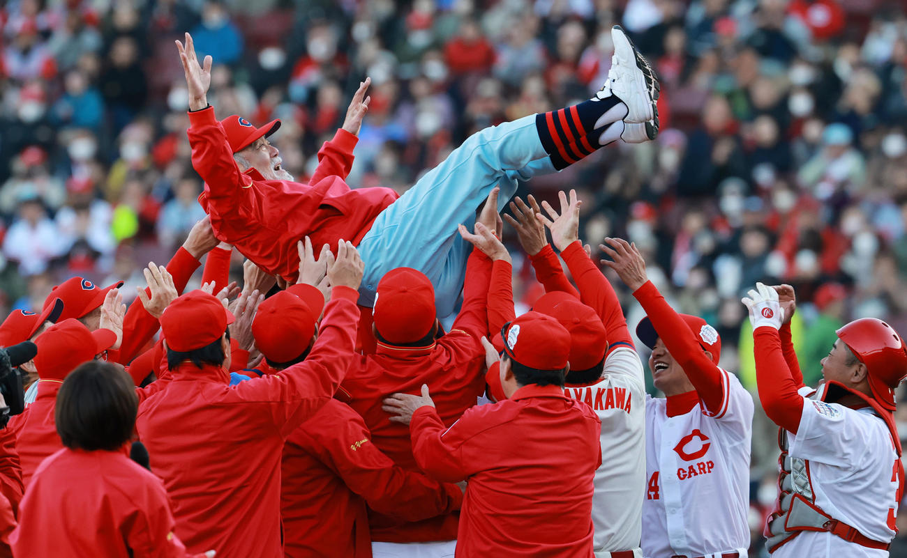 チーム広島対チームカープ　勝利し胴上げされるチーム広島の安仁屋監督（撮影・野上伸悟）