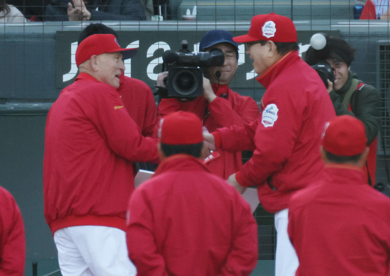 カープレジェンドゲーム2025　山本浩二（右）から敢闘賞を受け取るゲイル・ホプキンス（撮影・加藤孝規）