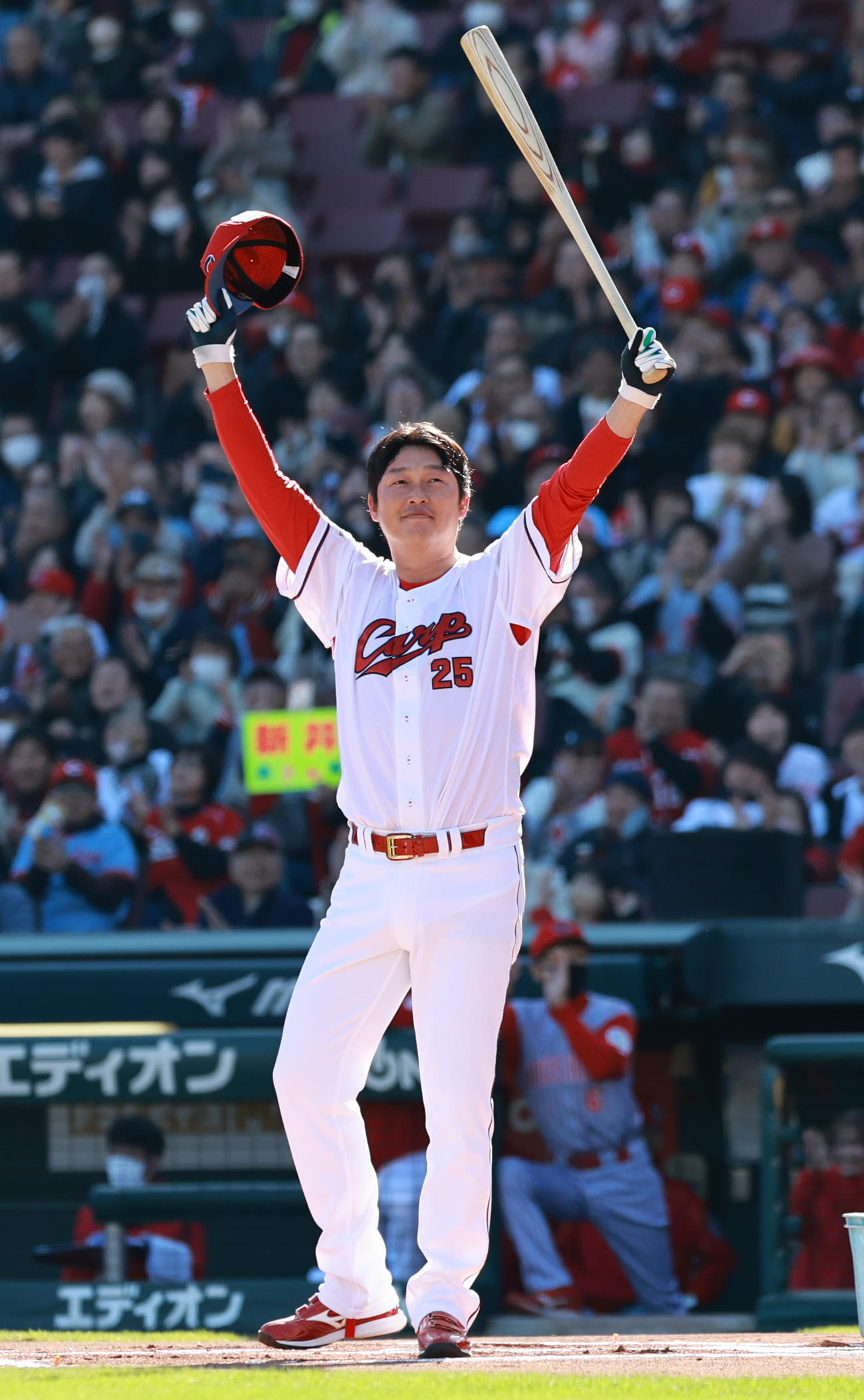 本塁打、安打競争で左越え本塁打を放ち喜ぶ広島新井監督（撮影・野上伸悟）