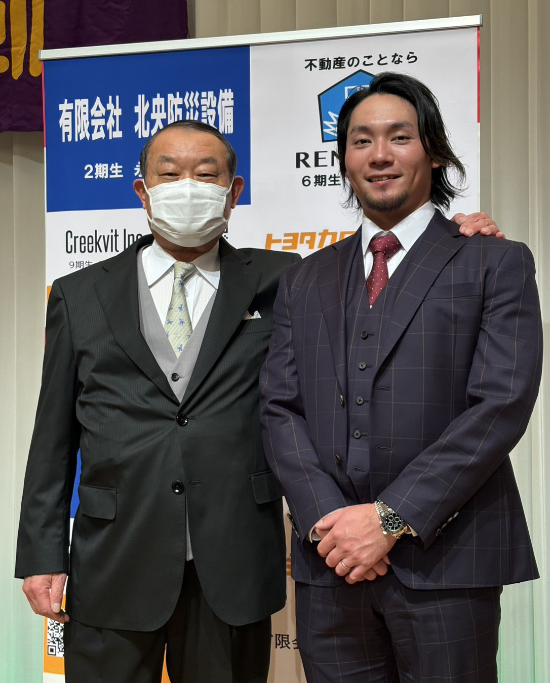 母校の恩師大滝監督（左）の勇退パーティーを訪れた日本ハム伊藤