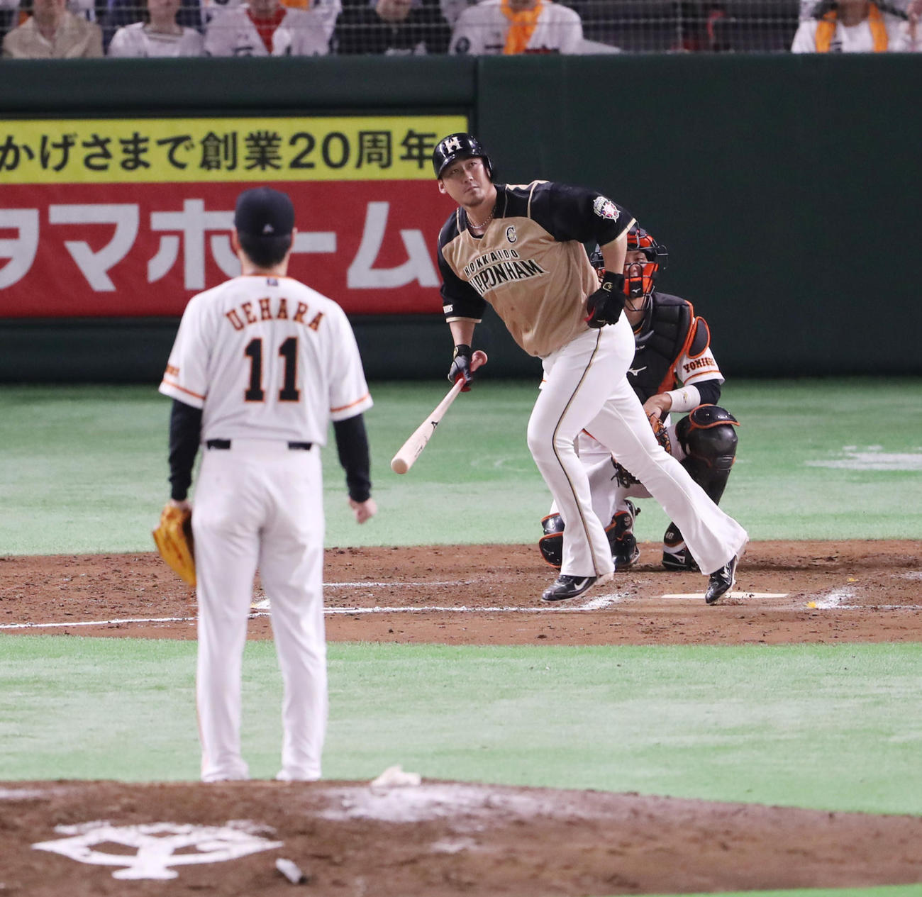 巨人対日本ハム　上原から左越え本塁打を放つ中田（2018年5月31日撮影）