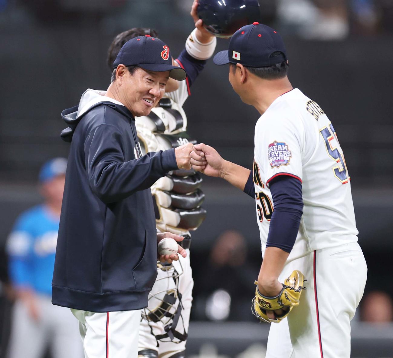 日本対韓国　6回表、途中降板の摂津とグータッチする原監督（撮影・黒川智章）