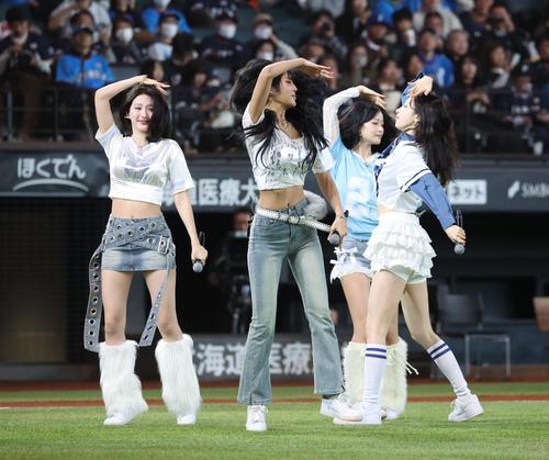 試合前にミニライブをするH1－KEY（撮影・黒川智章）