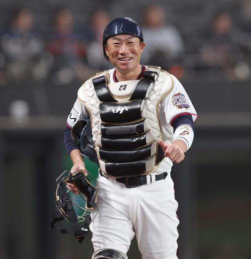 日本対韓国　6回から守備につく相川氏（撮影・黒川智章）