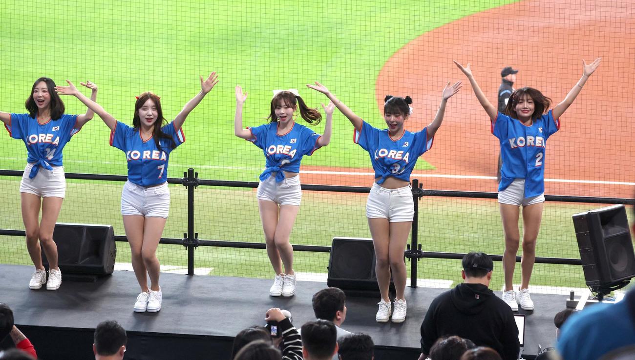 日本対韓国　スタンドで応援する韓国チアガール（撮影・黒川智章）