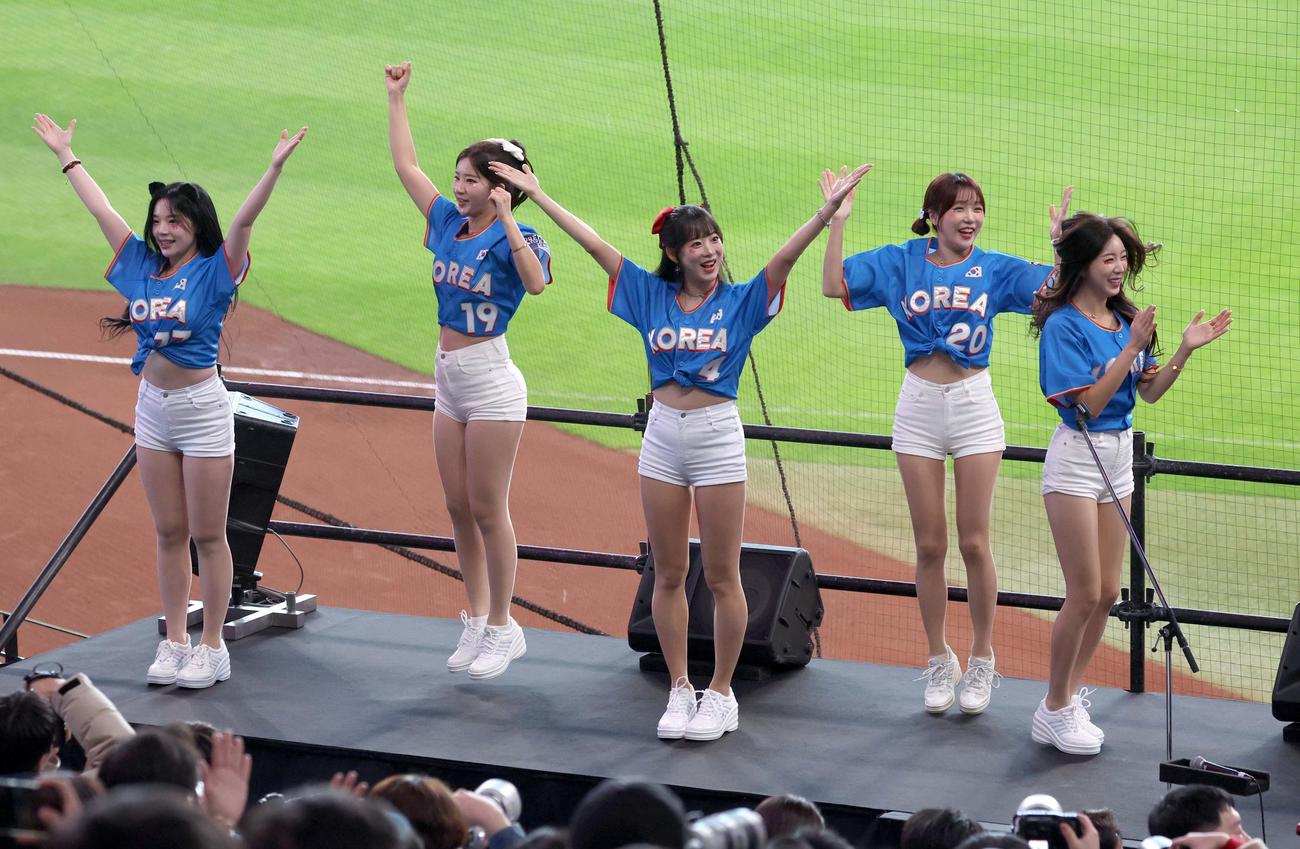 日本対韓国　スタンドで応援する韓国チアガール（撮影・黒川智章）