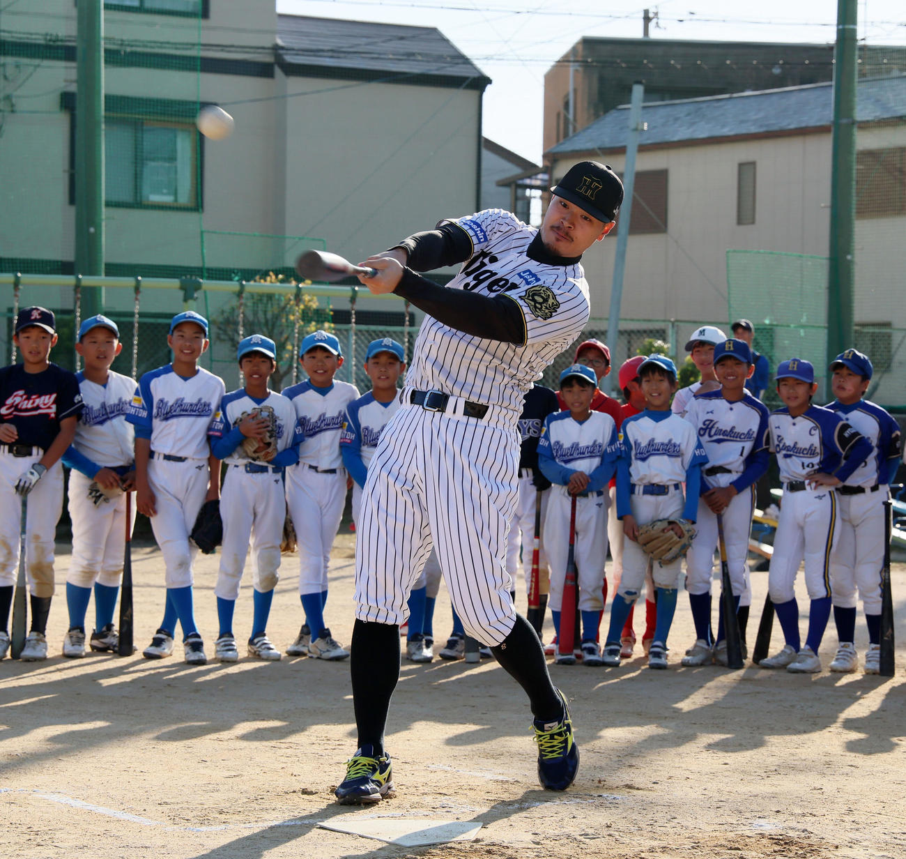 「佐藤輝明後援会」が主催する野球教室で子どもたちを前にロングティー打撃を披露する佐藤輝（撮影・加藤哉）