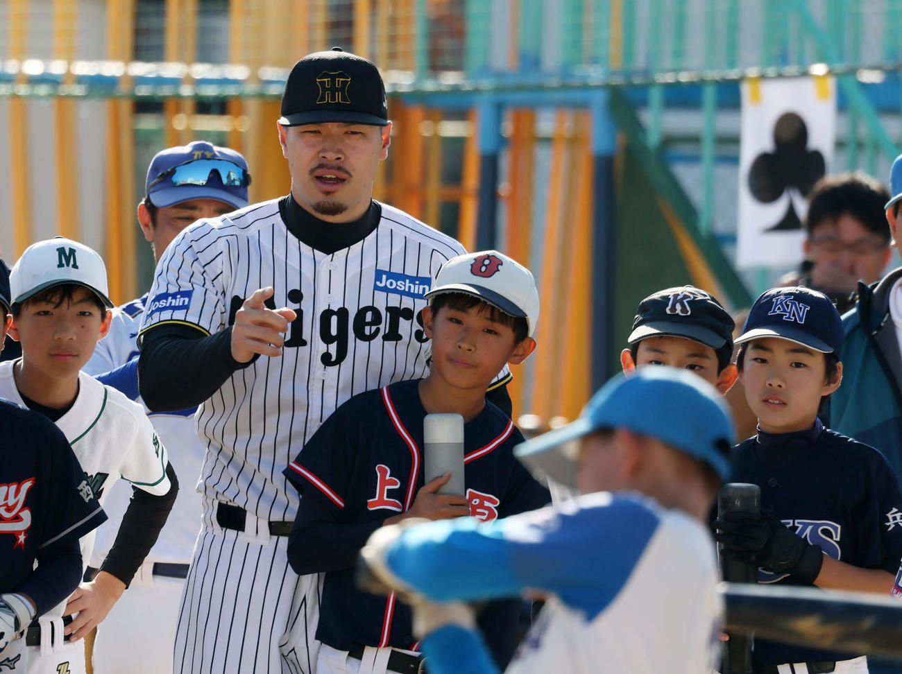 「佐藤輝明後援会」が主催する野球教室で子どもたちに打撃のアドバイスを送る佐藤輝（撮影・加藤哉）