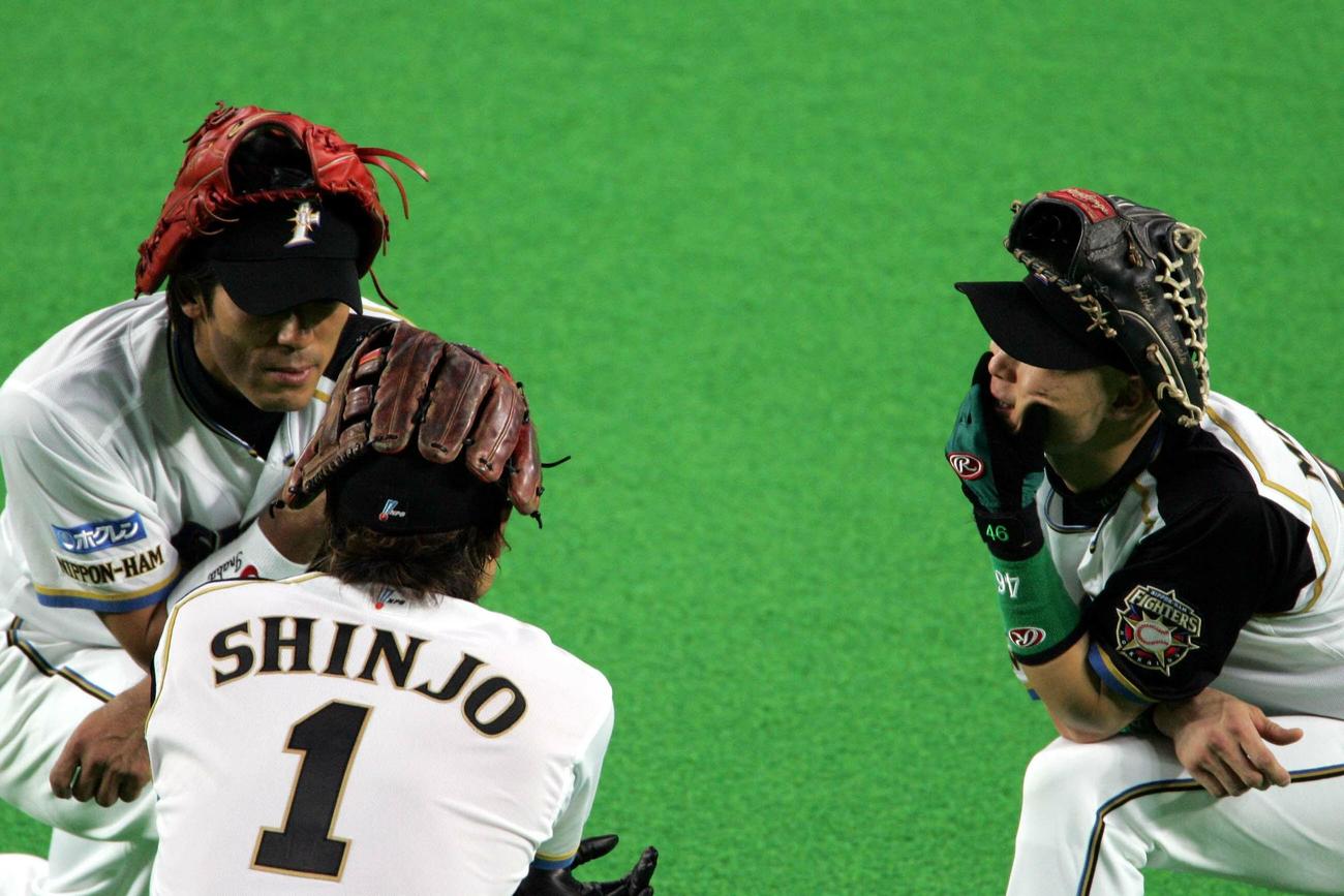 投手交代の間外野で話しこむ、右から森本稀哲、新庄剛志、稲葉篤紀（2006年9月撮影）