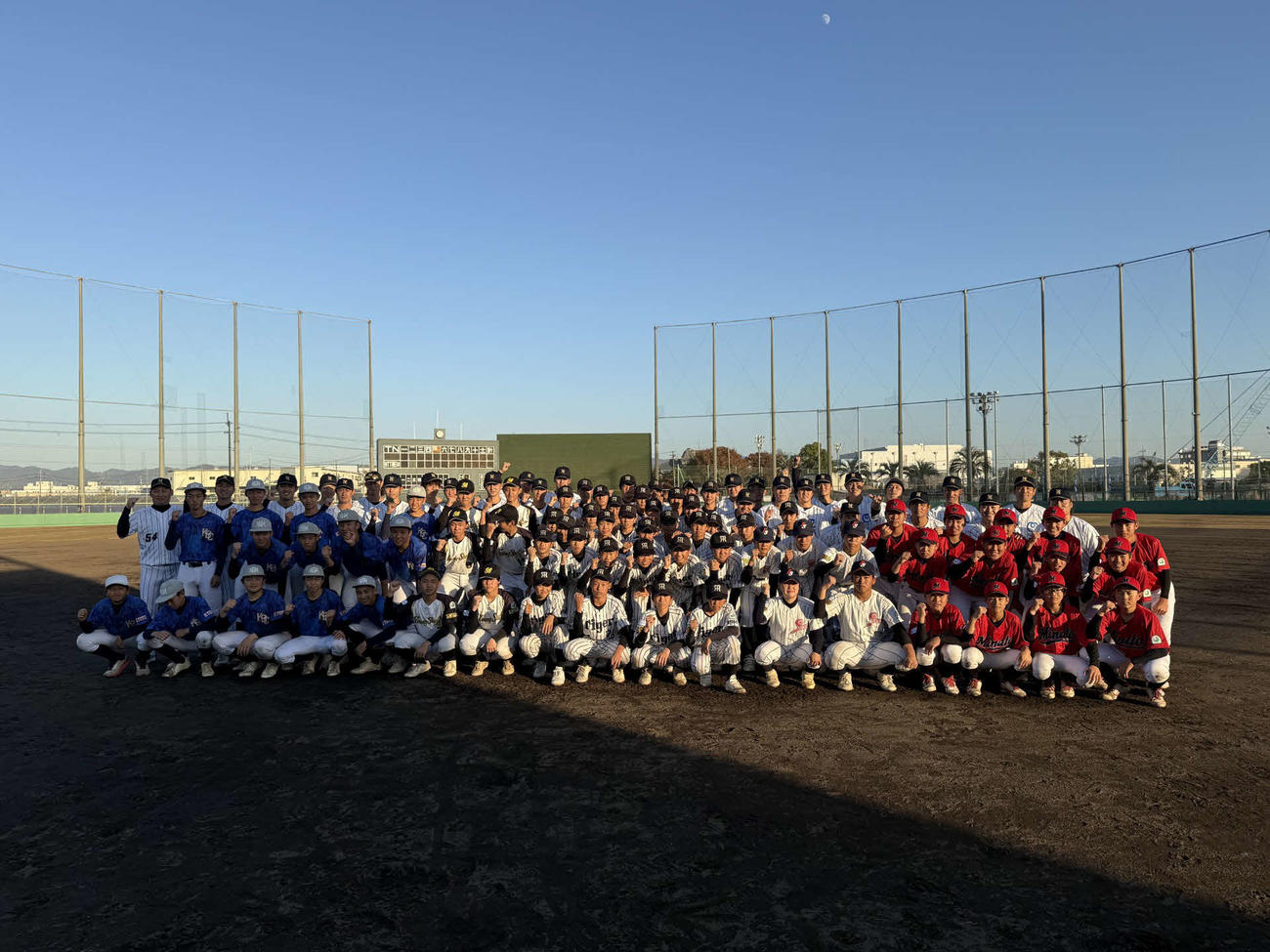 野球教室の後集合写真におさまるNTT西日本硬式野球部とヤングリーグの選手たち