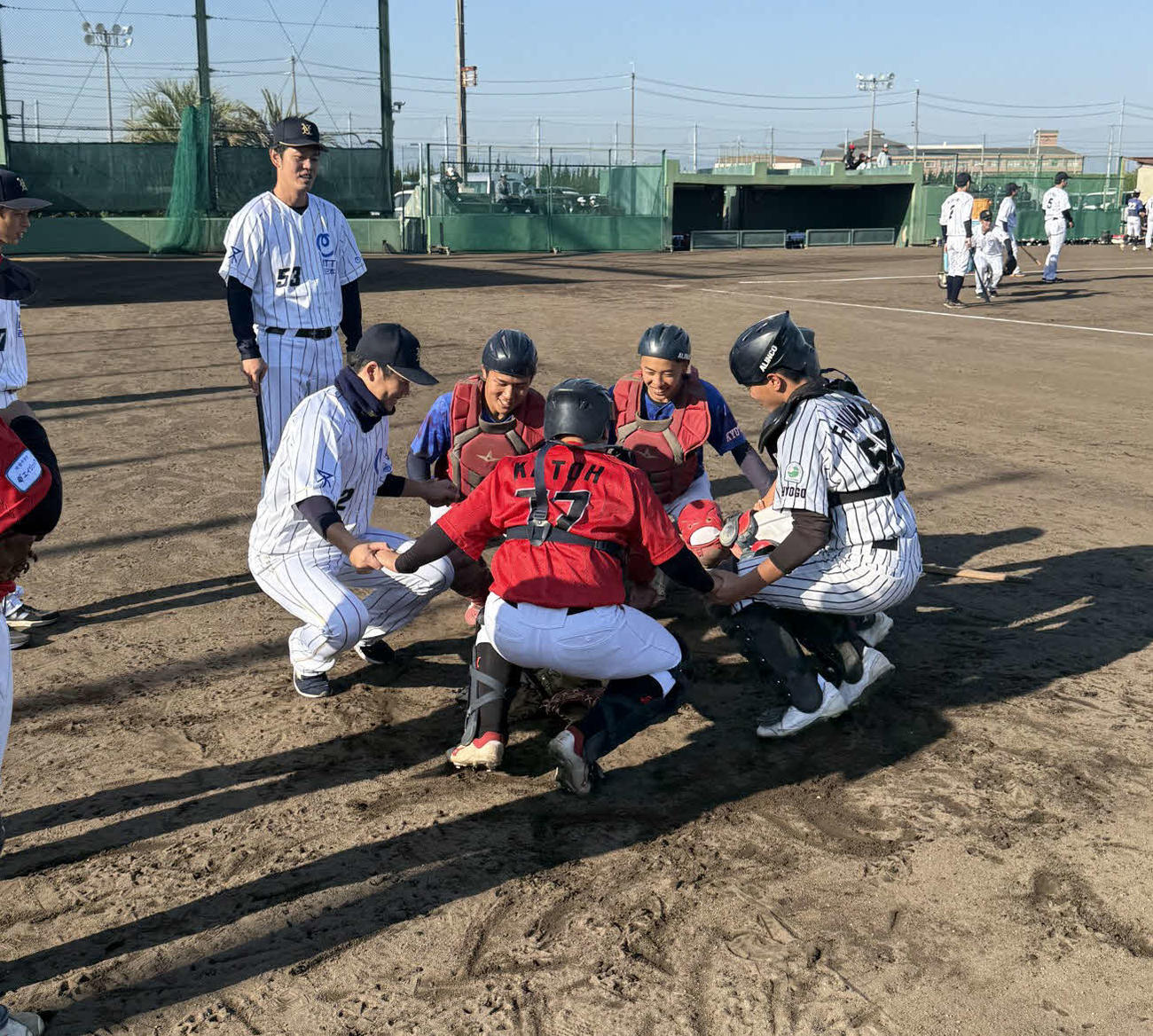 野球教室でNTT西日本の選手とトレーニングをする捕手の選手たち