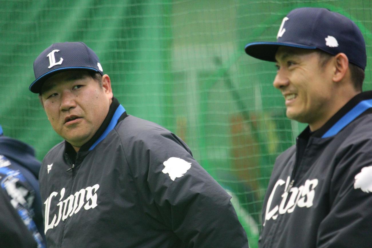 打撃理論を交わす西武中村（左）と栗山(25年2月撮影)