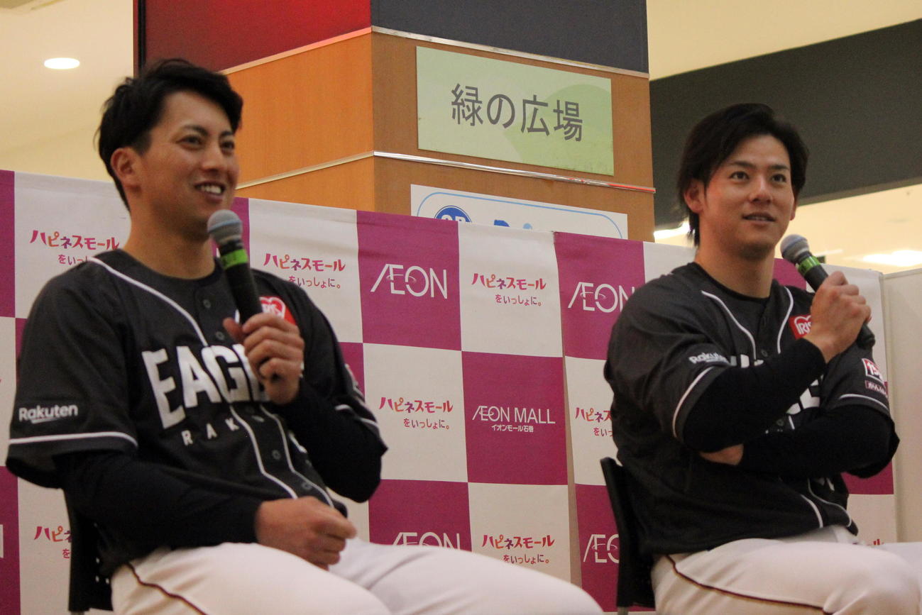 トークショーを行った楽天小郷（左）と伊藤裕