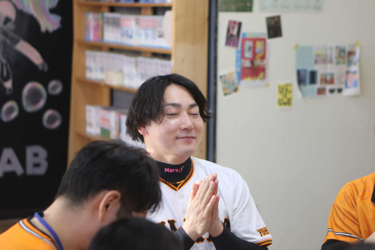 丸は「いただきます」と手を合わせて子どもたちと食事