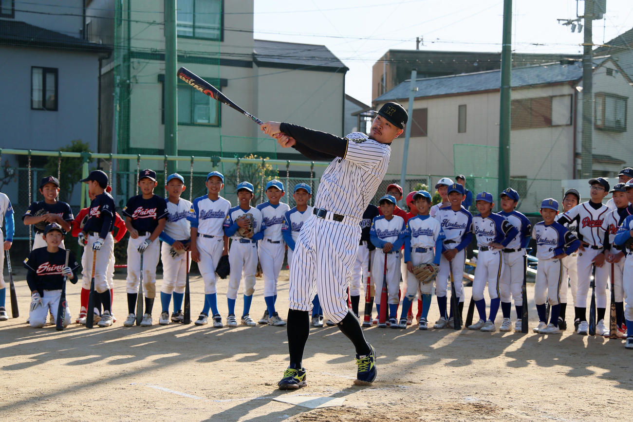「佐藤輝明後援会」が主催する野球教室で子どもたちを前にロングティー打撃を披露する佐藤輝（撮影・加藤哉）