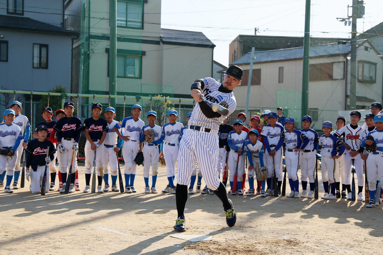 「佐藤輝明後援会」が主催する野球教室で子どもたちを前にロングティー打撃を披露する佐藤輝（撮影・加藤哉）