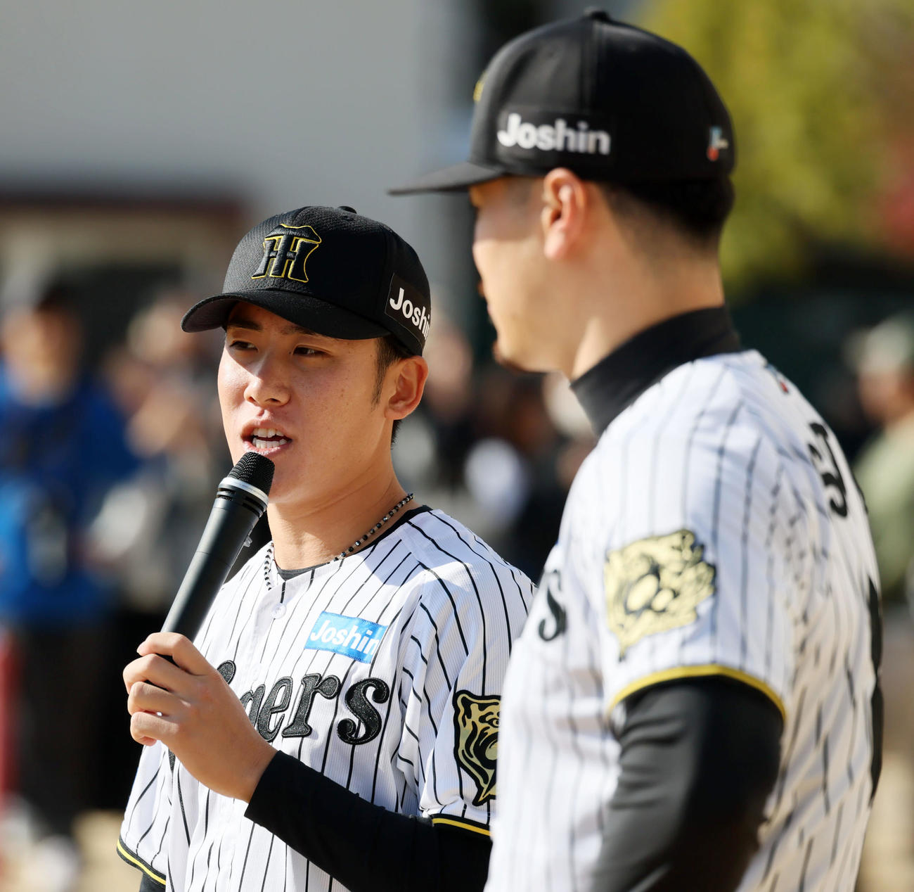 「佐藤輝明後援会」が主催する野球教室に参加しあいさつする富田。右は佐藤輝（撮影・加藤哉）