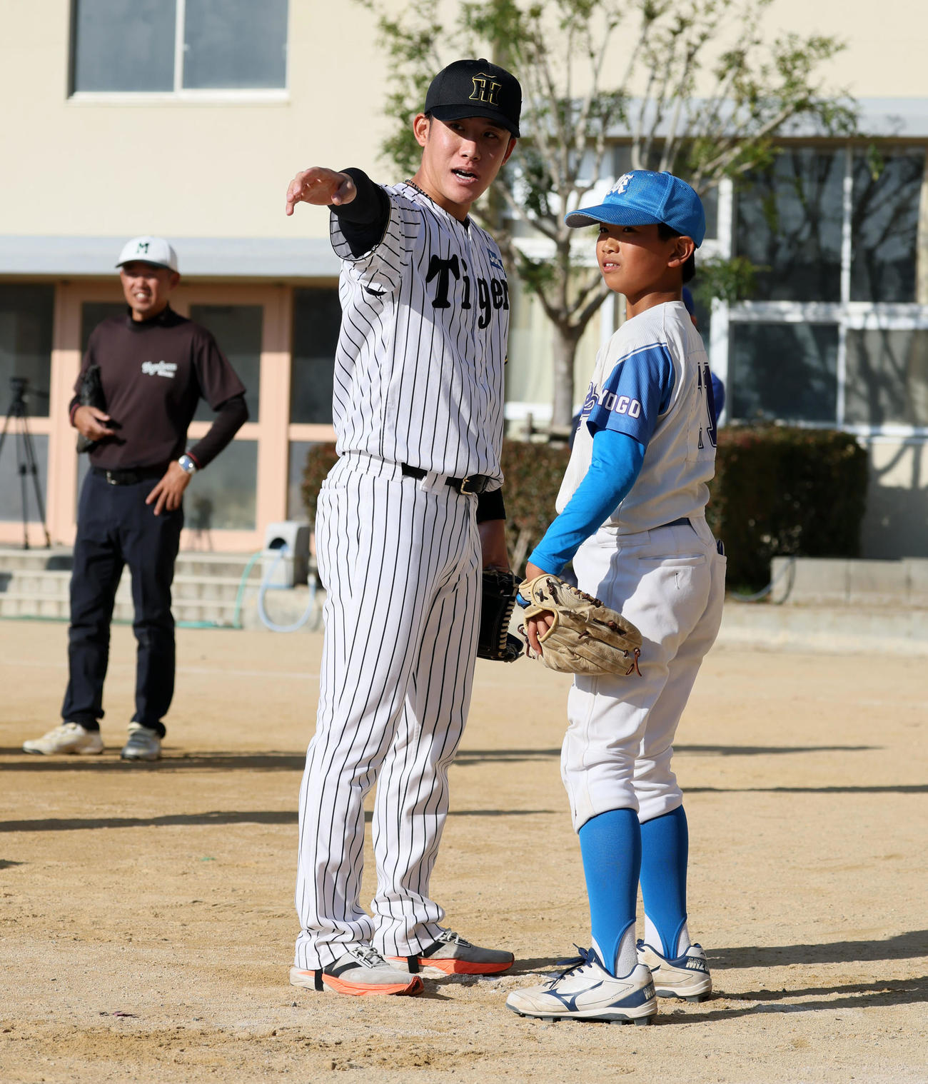 「佐藤輝明後援会」が主催する野球教室で子どもたちにピッチングのアドバイスを送る富田（撮影・加藤哉）