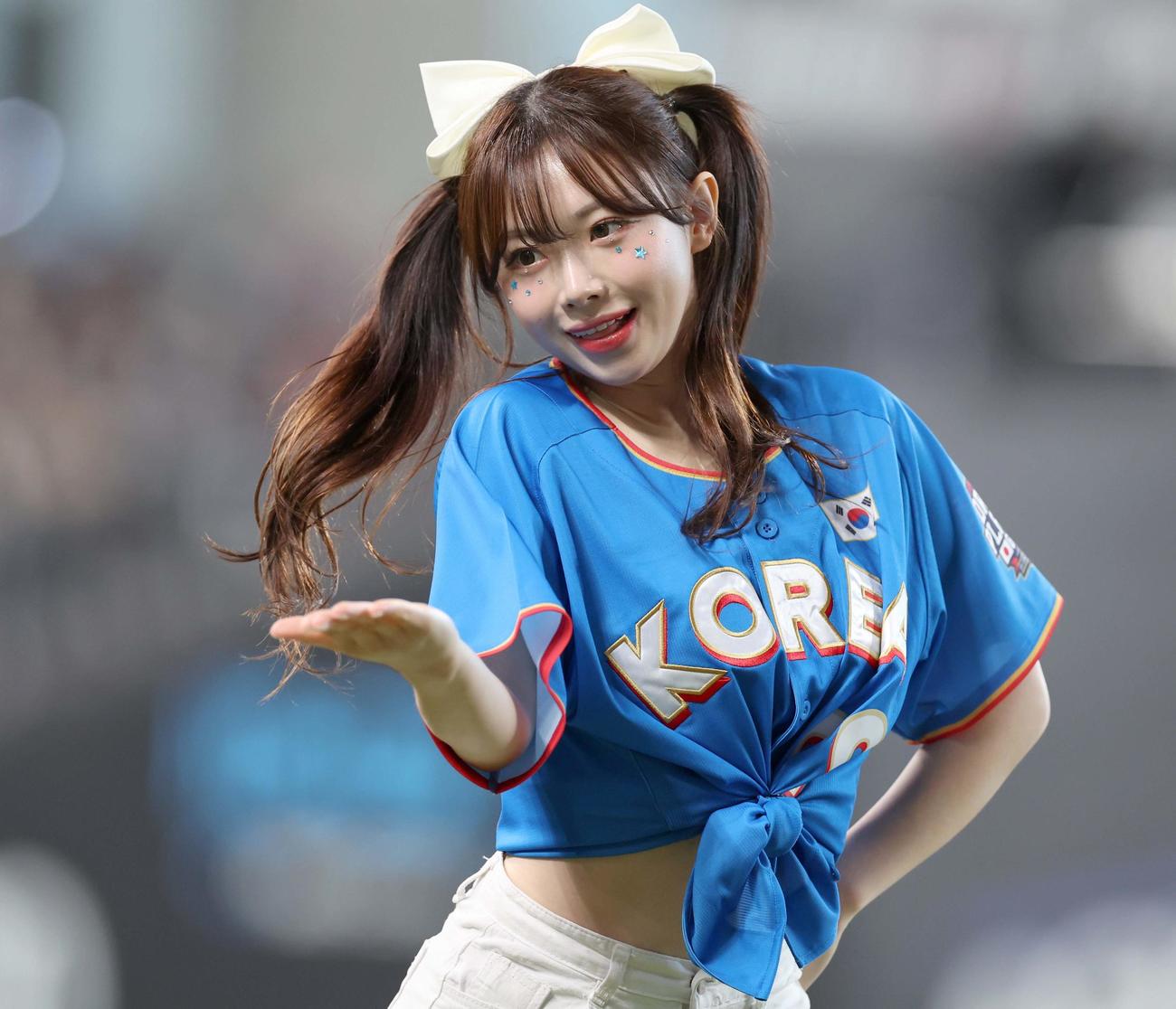 日本対韓国　グラウンドで踊る韓国チアガール（撮影・黒川智章）