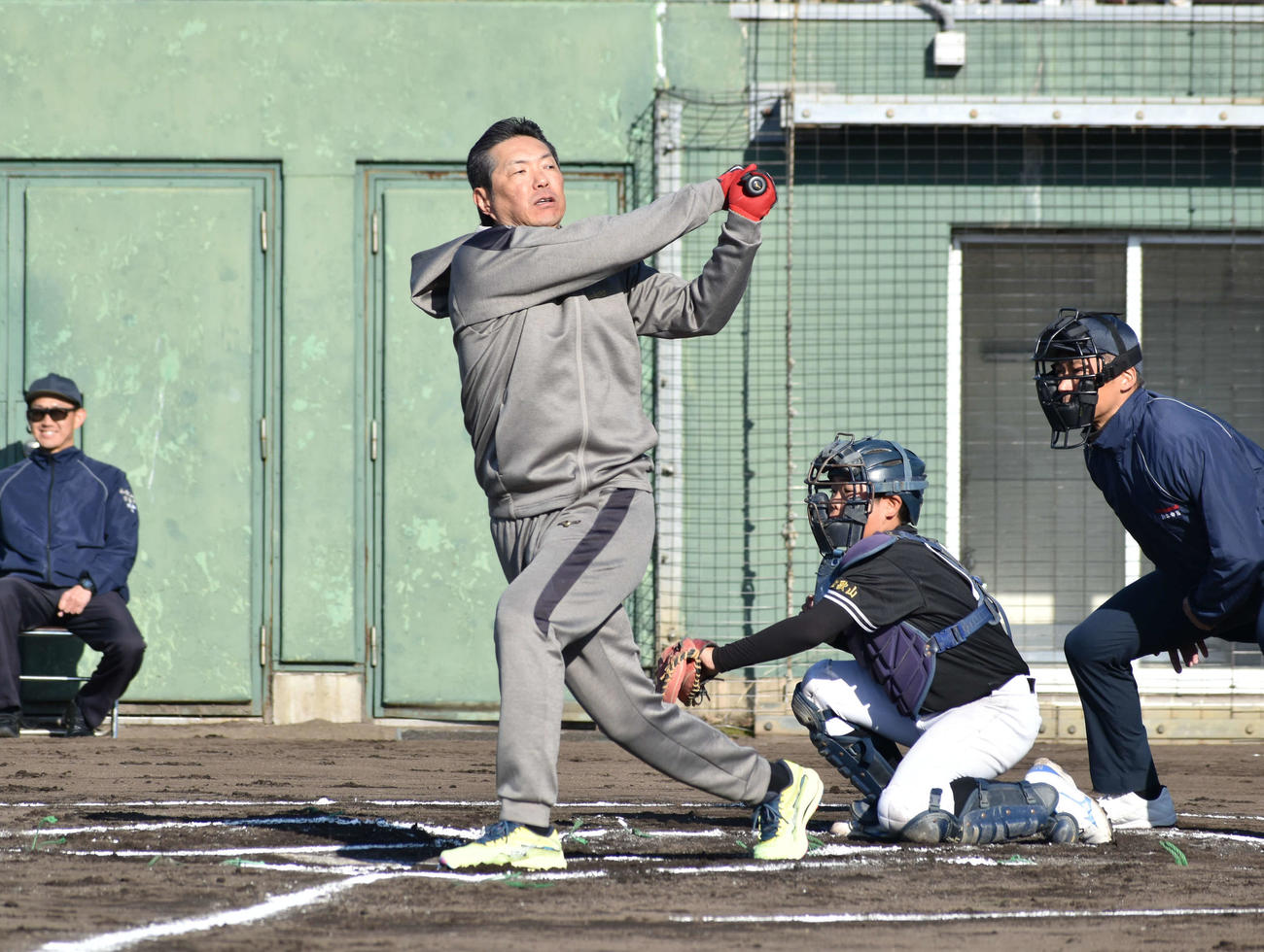児童との1打席真剣勝負で豪快に空振りする小久保監督（撮影・只松憲）