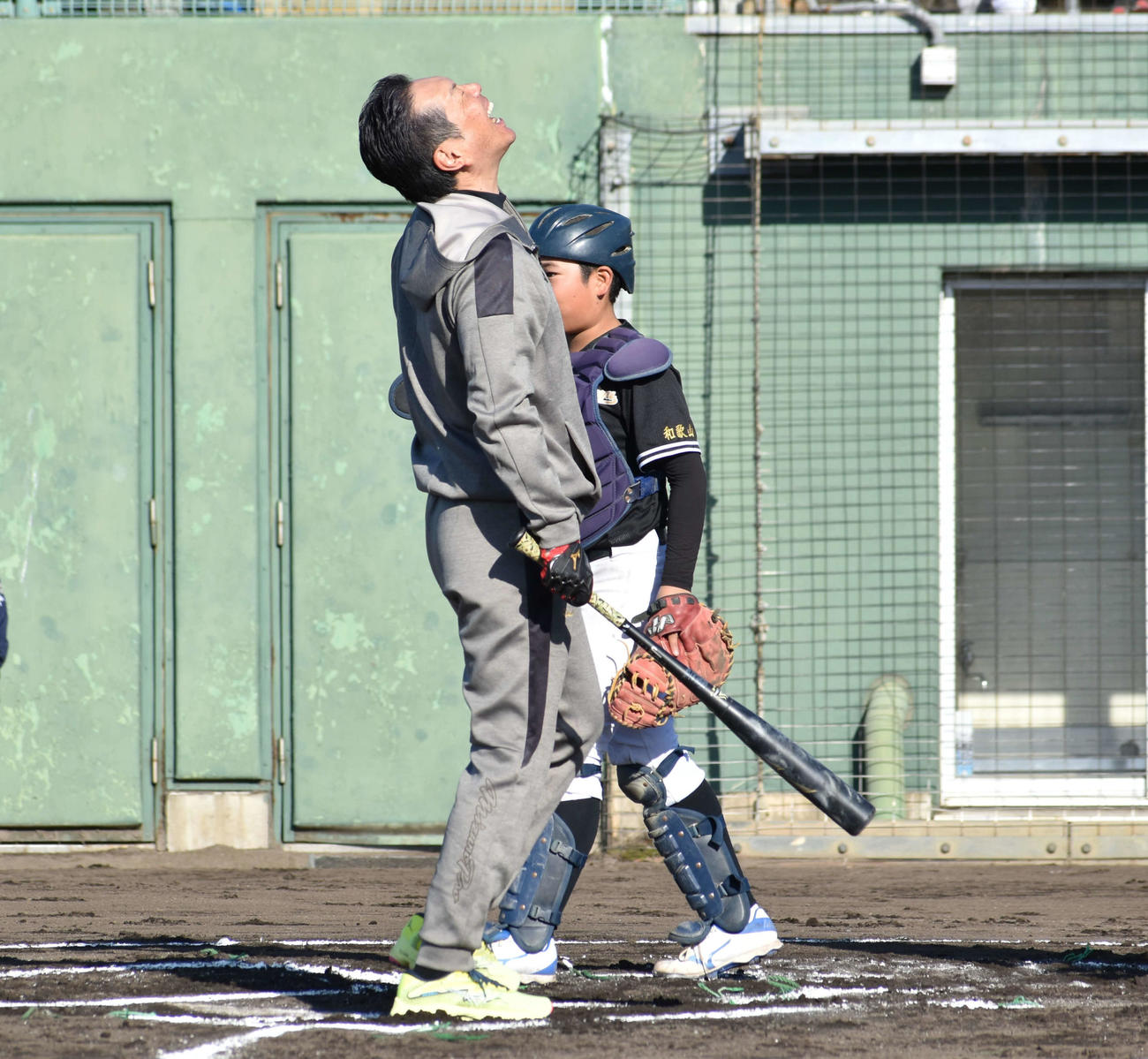 児童との1打席勝負で凡退し、悔しがる小久保監督（撮影・只松憲）