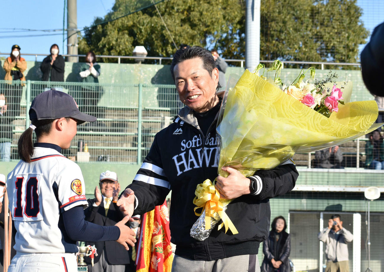 児童から日本一祝福の花束を受け取る小久保監督（撮影・只松憲）