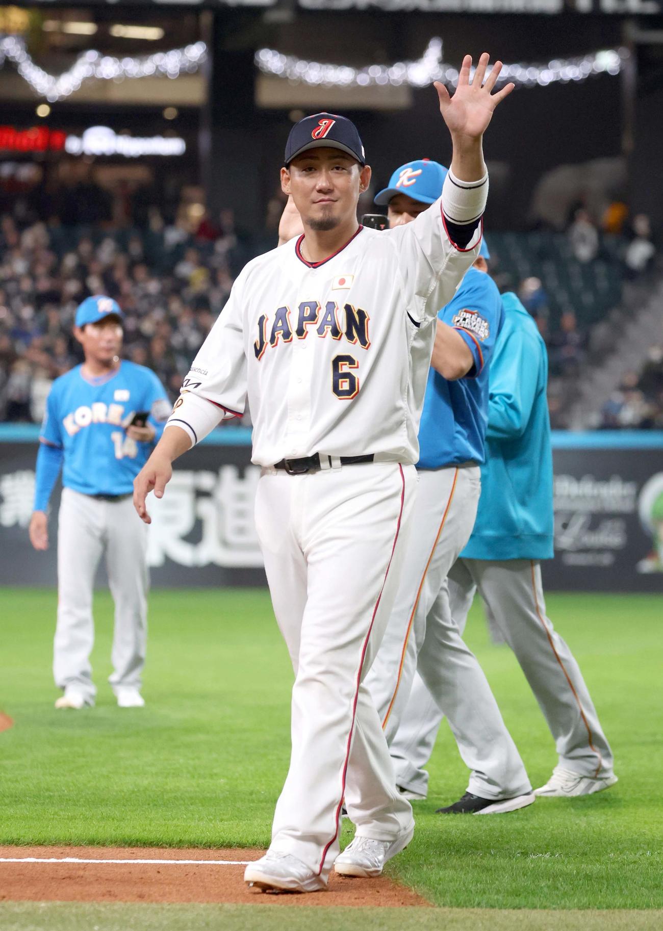 日本対韓国　試合後、スタンドに手を振る中田氏（撮影・黒川智章）