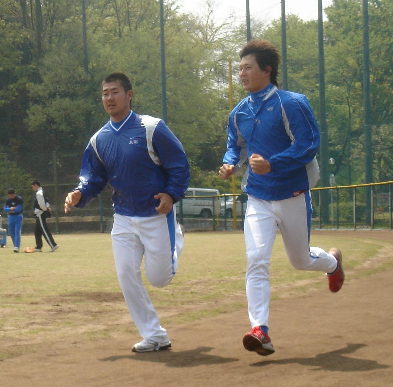 松坂大輔（左）は涌井秀章とともに黙々と走り込む（2006年4月撮影）