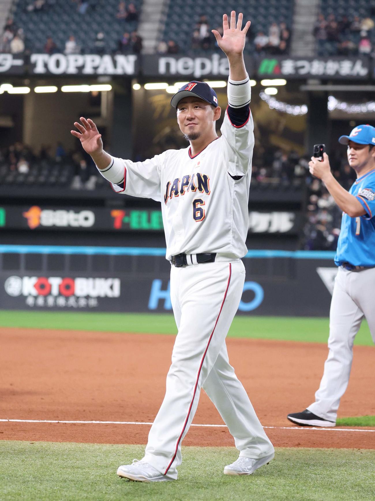 日本対韓国　試合後、スタンドに手を振る中田氏（撮影・黒川智章）
