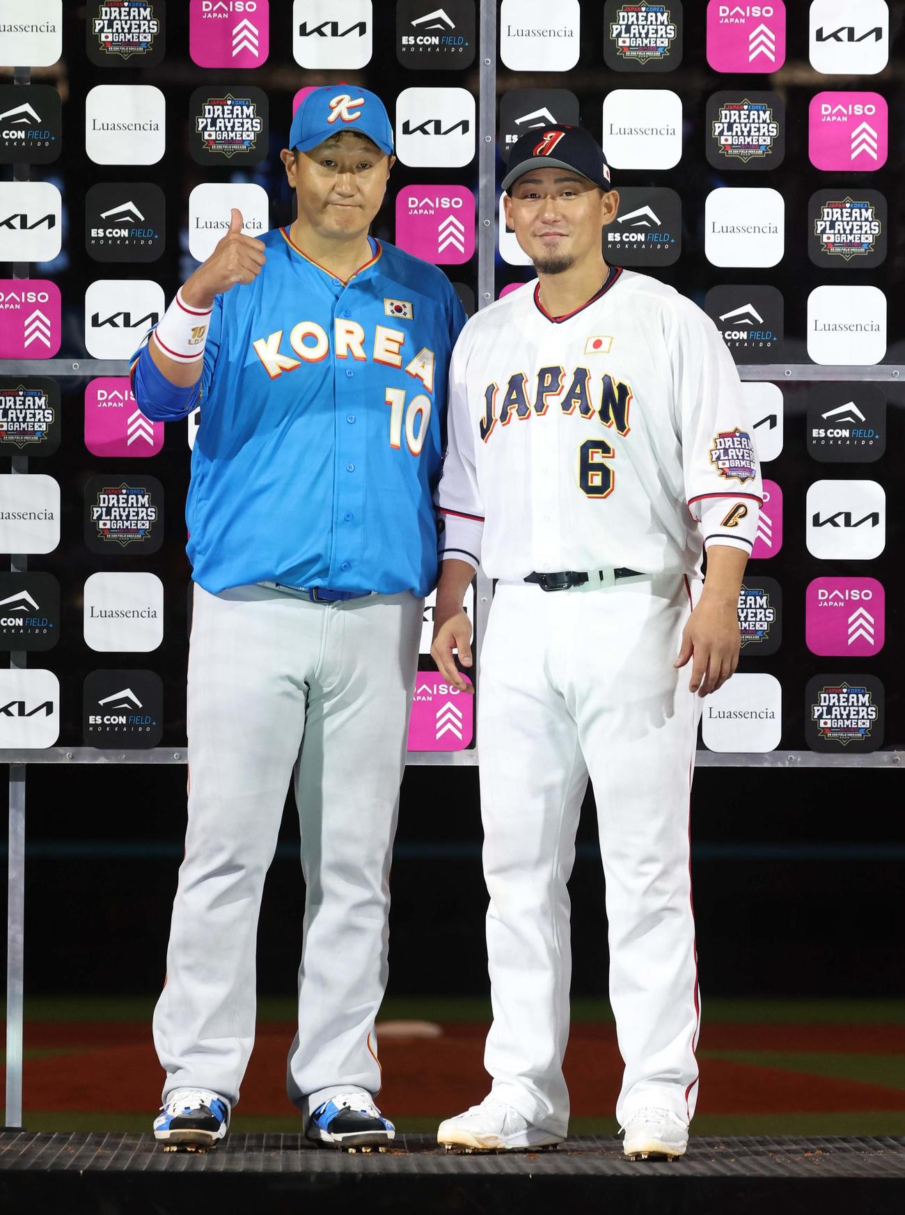 日本対韓国　MVPを受賞した李大浩（左）とMIP受賞の中田氏（撮影・黒川智章）
