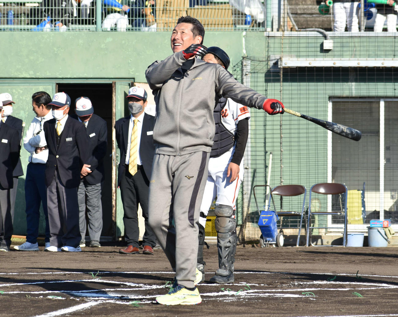 試合前にノッカーを務めた小久保監督（撮影・只松憲）